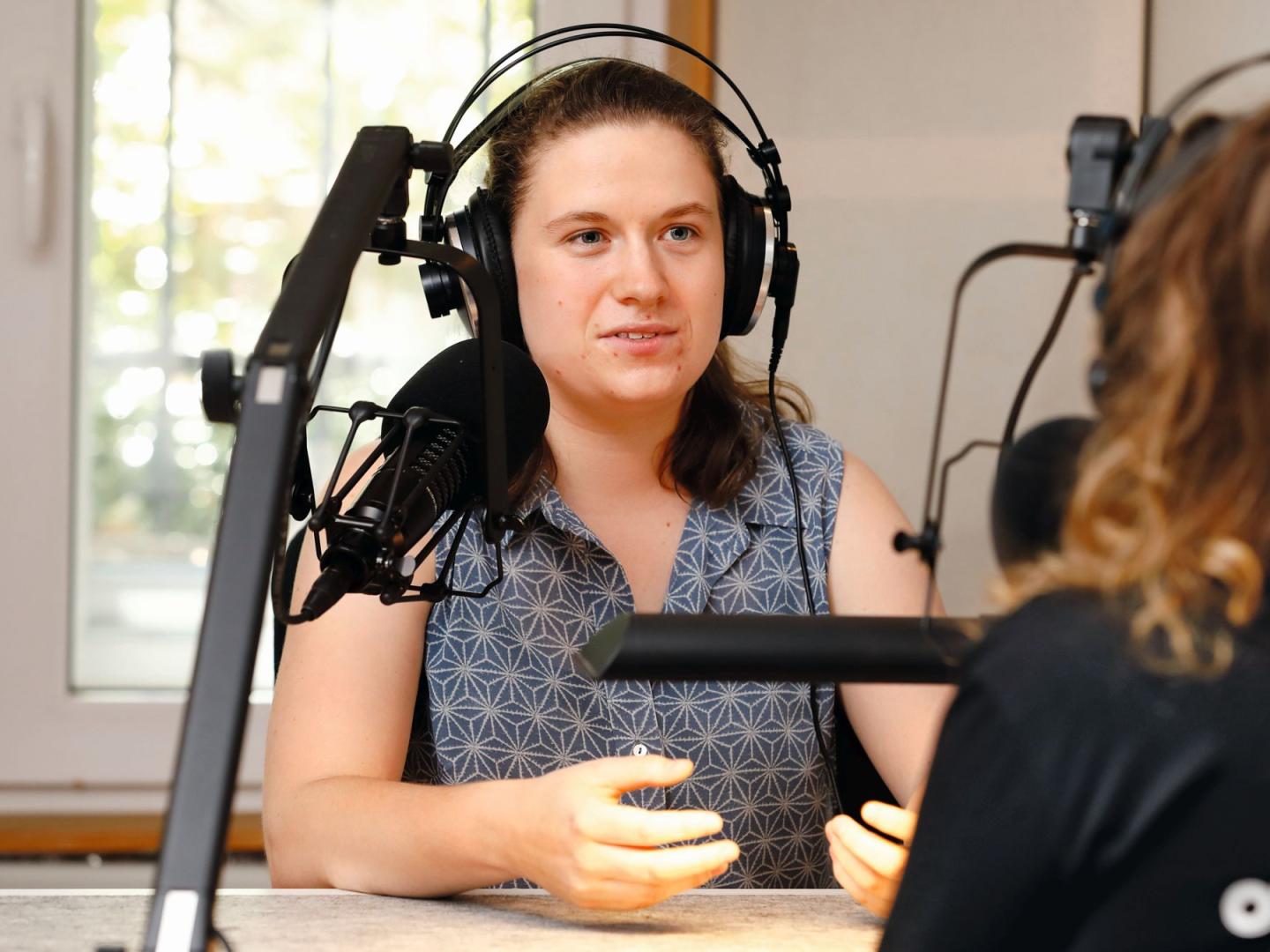 Am Mikrofon: Elen und Linda sprechen im Tonstudio über die prekäre Lage der Studierenden im vergangenen Semester – und über Forderungen für die Zukunft.