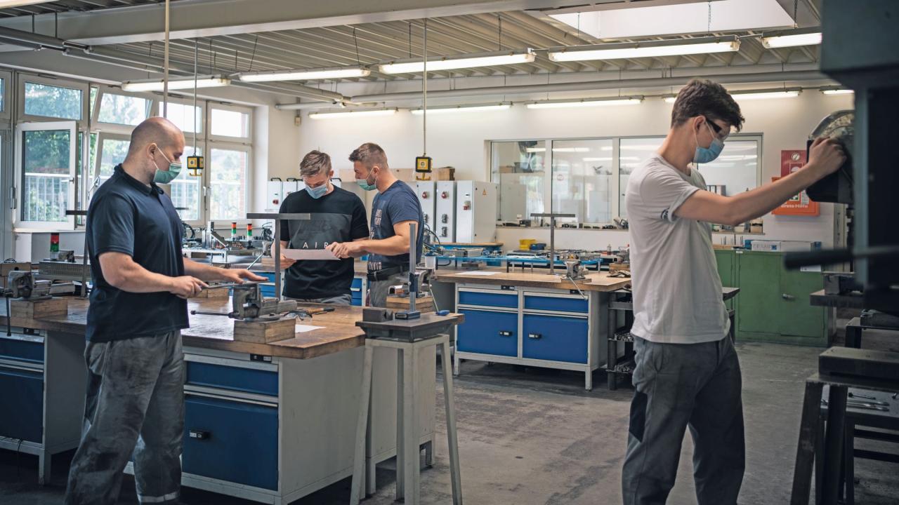 Die IG Metall stoppte die Schließungspläne: Die Auszubildenden sind froh, dass der Betrieb in der Ausbildungswerkstatt in Düsseldorf- Neuss weiter läuft.