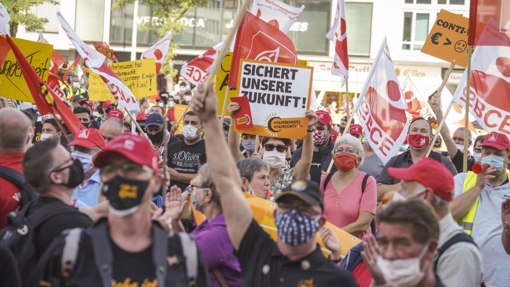 Conti-Beschäftigte protestieren in Frankfurt gegen geplanten Stellenabbau