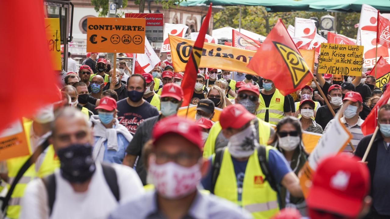Conti-Beschäftigte protestieren in Frankfurt gegen geplanten Stellenabbau