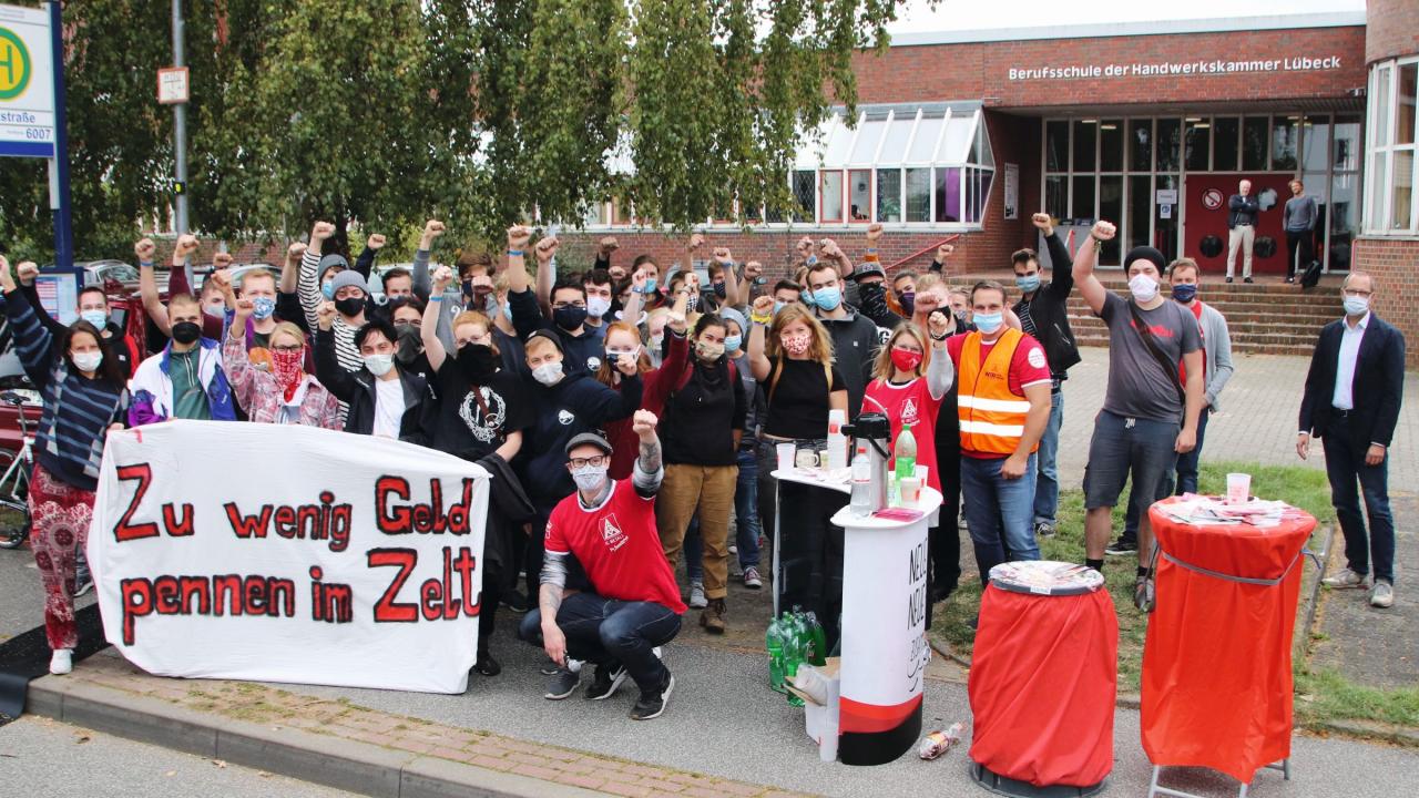 Starker Protest Auszubildende im Bootsbau auf einem Aktionstag an der Berufsschule Travemünde