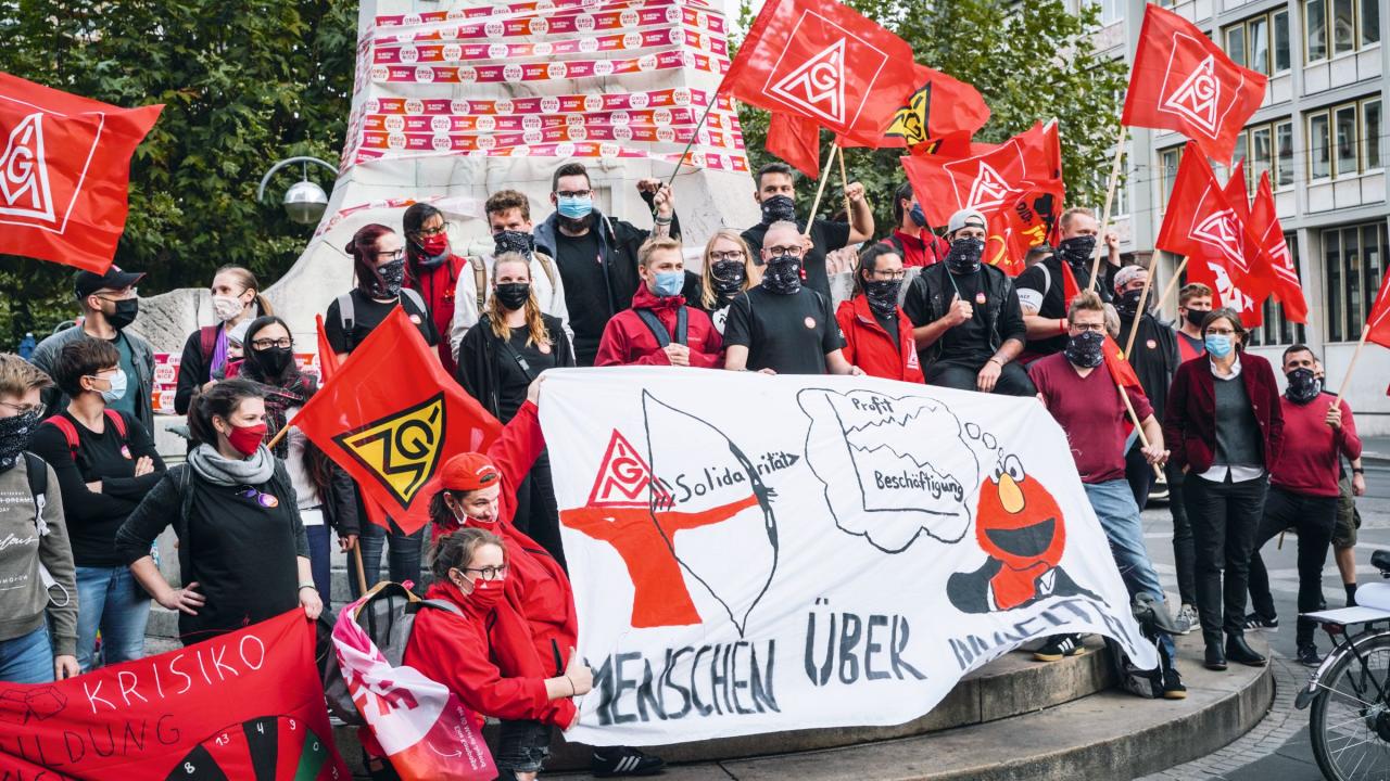 Menschen über Profite: In Frankfurt demonstrierte Christiane Benner (rechts) gemeinsam mit der IG Metall Jugend.