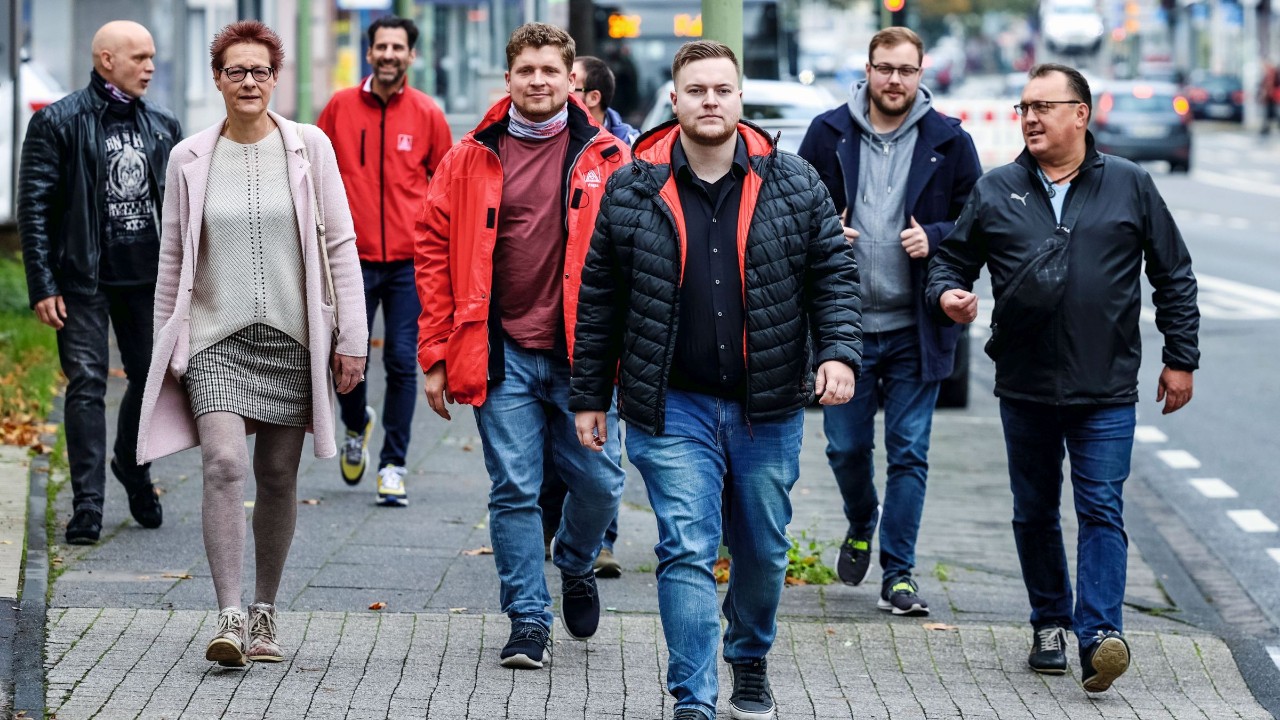Gemeinsam stark: Im Oktober treffen sich Matthias Kuhnt (Mitte vorne) und Manuela Hecker mit Verbündeten in der IG Metall Geschäftsstelle Hagen, um über die anstehende Betriebsratswahl zu beraten.