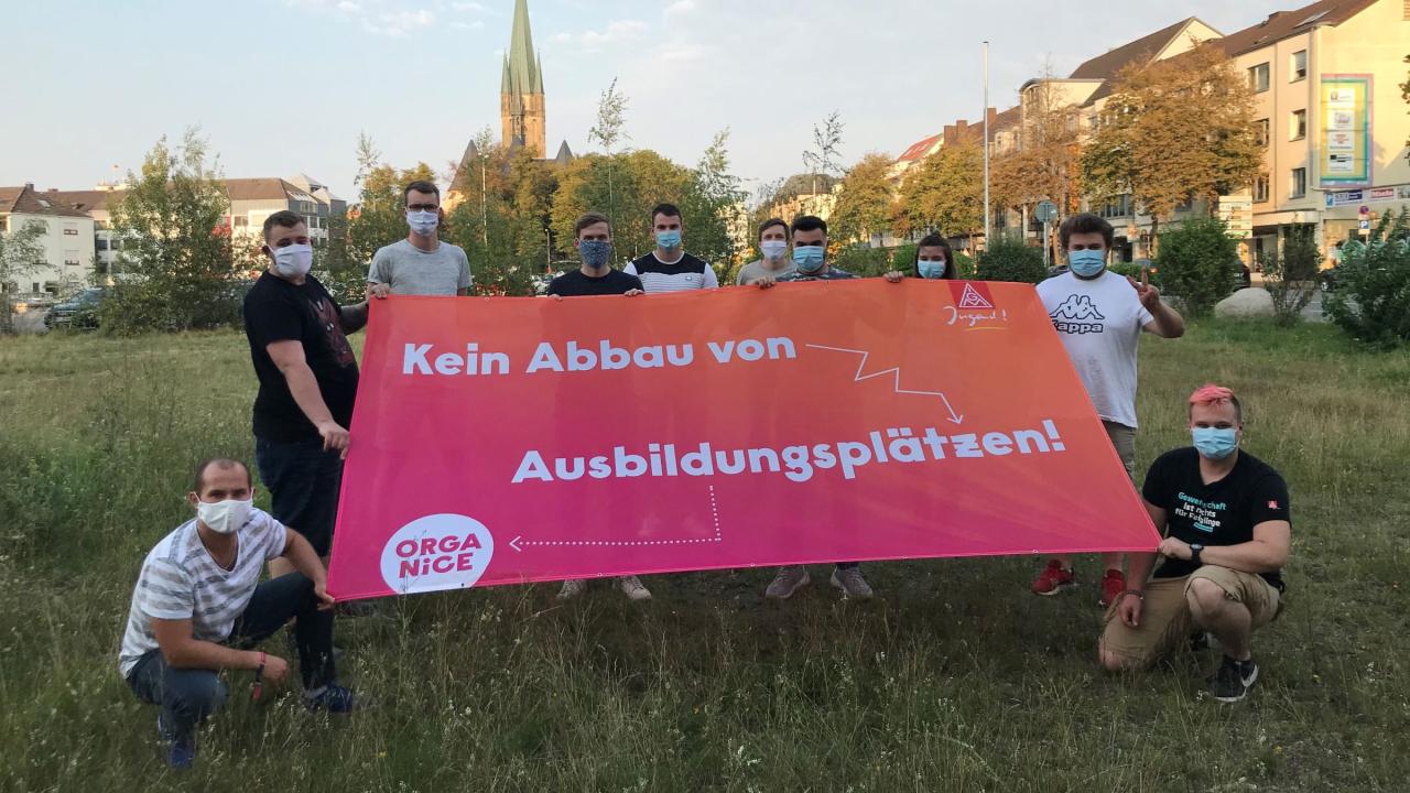 Die Beschäftigten des Paderborner Autozulieferers Benteler wehren sich gemeinsam mit der IG Metall in einer großangelegten Kampagne gegen den massiven Abbau von Ausbildungsverträgen.