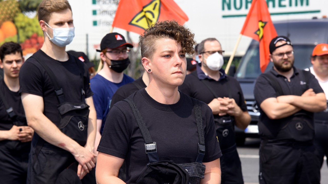 Kfz-Tarifrunde: Über 20 000 Beschäftigte aus über 400 Betrieben sorgen im Sommer für mehr Geld im KfZ-Handwerk. Neben einer Corona-Beihilfe in Höhe von 500 Euro, erhöht sich das Entgelt in der Branche dauerhaft um 2,2 Prozent ab 2022. Hier: Warnstreik beim Mercedes-Autohaus in Braunschweig.