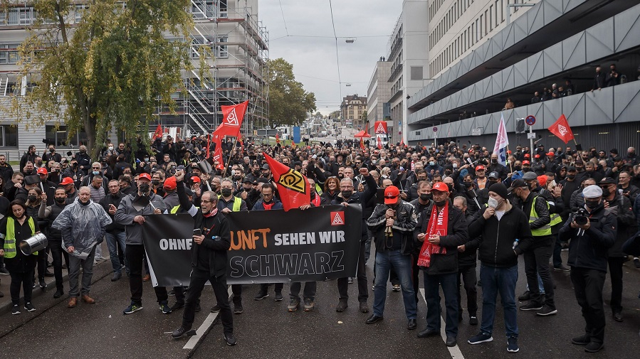 1300 Beschäftigte demonstrieren gegen Personalabbau und für Zukunft - hier vor der Konzernzentrale in Bad Cannstatt