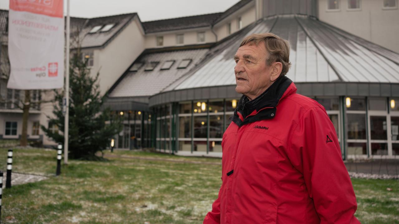 Helmut Adler auf dem Weg zum Pflegeheim, in dem seine Frau untergebracht ist.