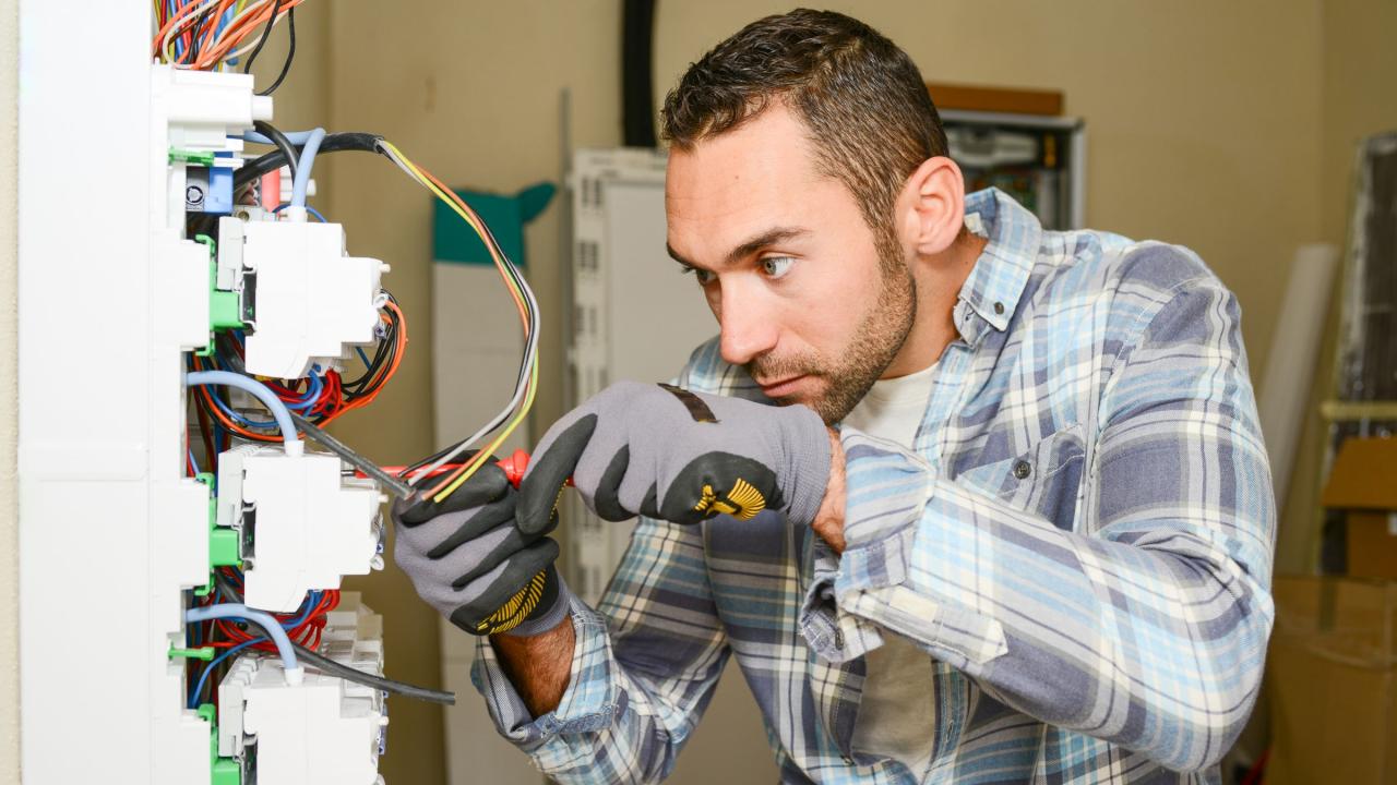 Gebäudesystemintegrator ist ein anspruchsvoller Beruf und das Richtige für junge Leute mit einem Händchen für Technik.