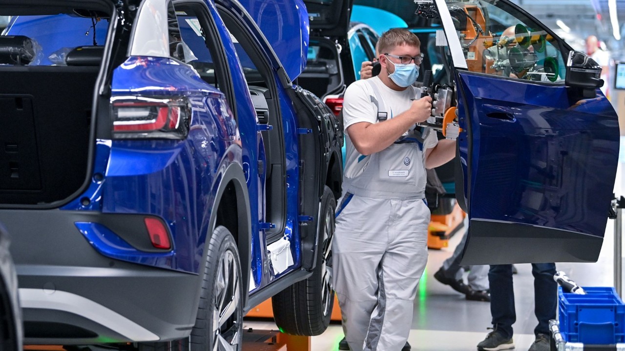 Rund 26 Millionen E-Autos will VW bis 2029 verkaufen. In Zwickau rollt neben dem ID.3 nun auch der ID.4, der erste Elektro-SUV, vom Band
