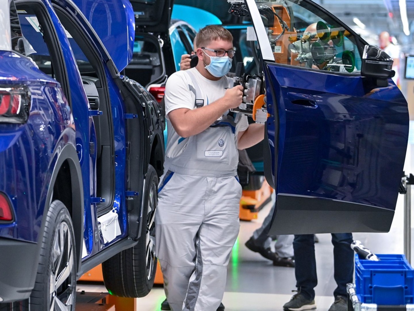 Rund 26 Millionen E-Autos will VW bis 2029 verkaufen. In Zwickau rollt neben dem ID.3 nun auch der ID.4, der erste Elektro-SUV, vom Band