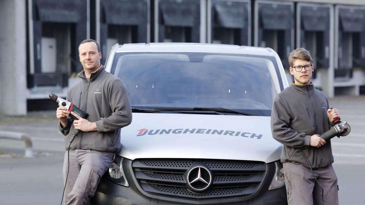 Un g erecht: 35 Stunden links – 38 Stunden rechts. Erik Rüger (rechts, Tarif Ost) muss drei Stunden mehr in der Woche arbeiten als Christian Feller (links, Tarif West). Dabei arbeiten sie sogar im selben Betrieb.