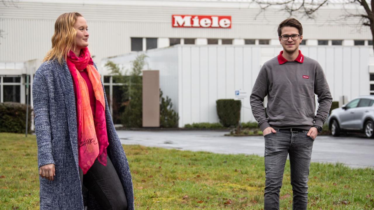 U nge rech t: Till Mußenbrock hat einen sicheren Job dank Tarifvertrag. Nach der Ausbildung hat Miele ihn übernommen. Pia Dilling war nach ihrem dualen Studium raus bei Hengst.