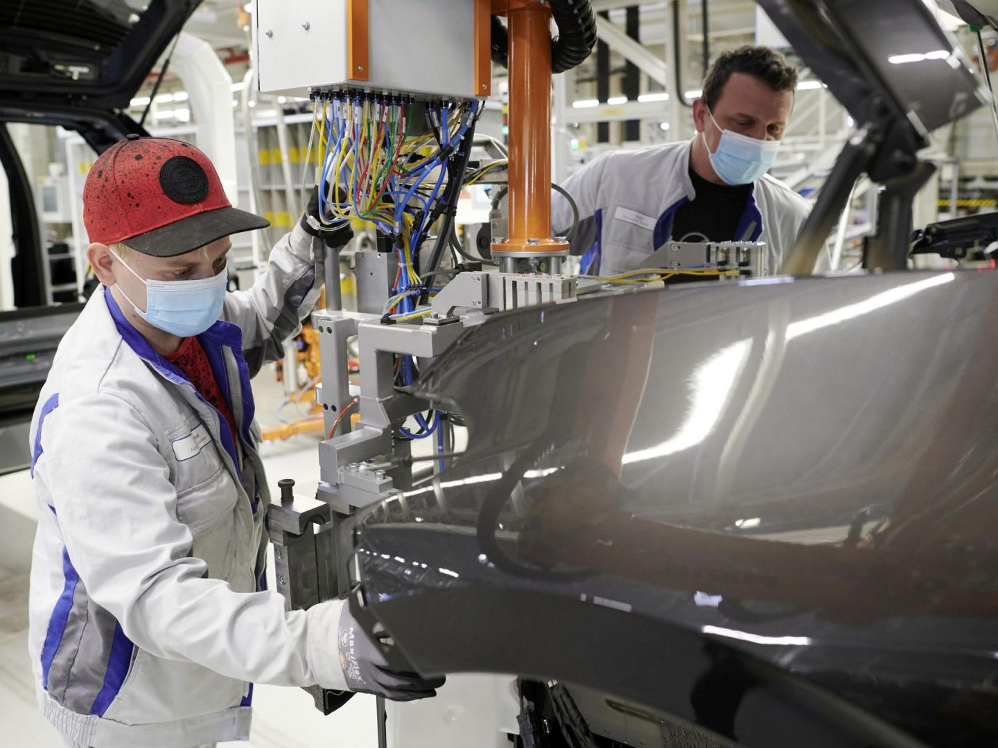 Infektionsschutz: Um sich vor dem Coronavirus zu schützen, arbeiten die Beschäftigten bei VW in Zwickau immer dann mit Maske, wenn sie Abstände nicht einhalten können.