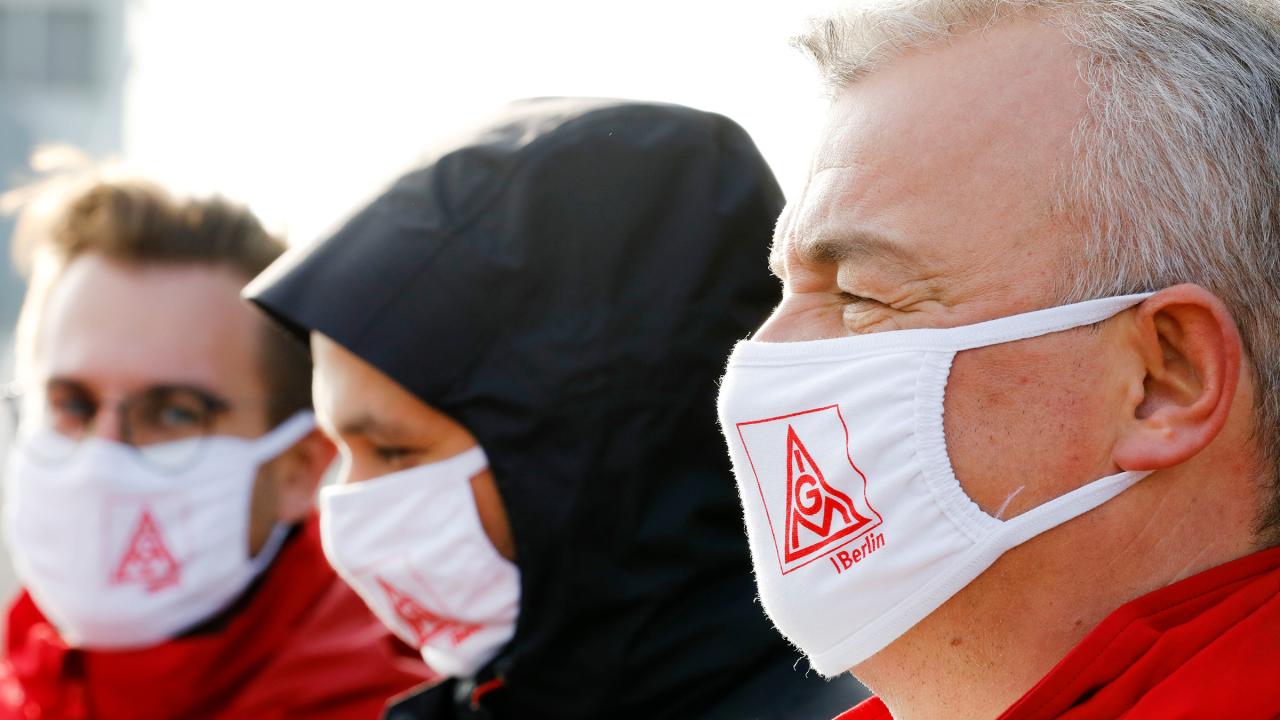 Drei Beschäftigte auf einer Demonstration