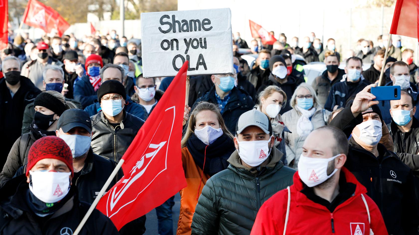 Beschäftigte mit IG Metall-Fahne auf einer Demonstration