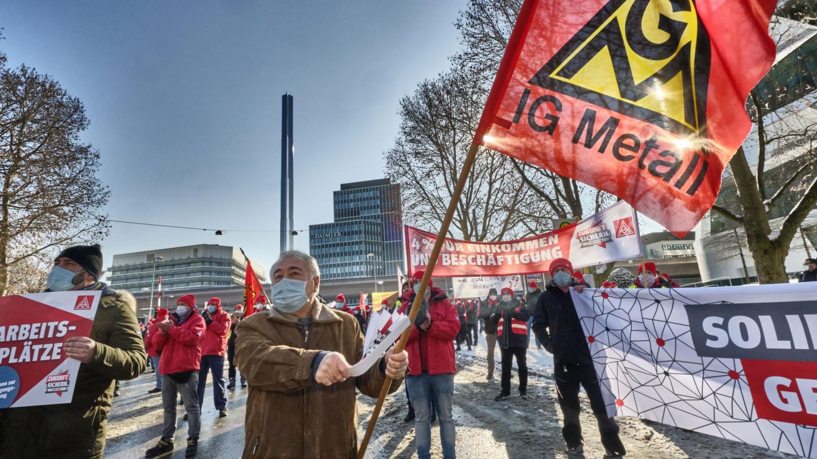 DAIMLER, STUTTGART-UNTERTÜRKHEIM, BADEN-WÜRTTEMBERG Metallerinnen und Metaller demonstrieren für die Zukunft ihrer Arbeitsplätze. Ihre Kritik: Arbeitgeberverband und Daimler-Vorstand wollen die Coronapandemie nutzen, um tarifliche und betriebliche Standards anzugreifen. So nicht!