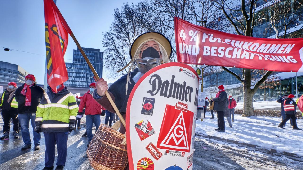 Beschäftigte wehren sich gegen die Angriffe der Arbeitgeber. Hier bei Daimler Untertürkheim.