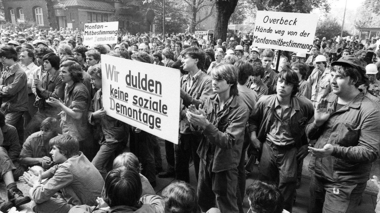 Nicht mit uns: Beschäftigte der Hoesch AG beim Warnstreik für den Erhalt ihrer Mitbestimmung, Sommer 1980 in Dortmund.