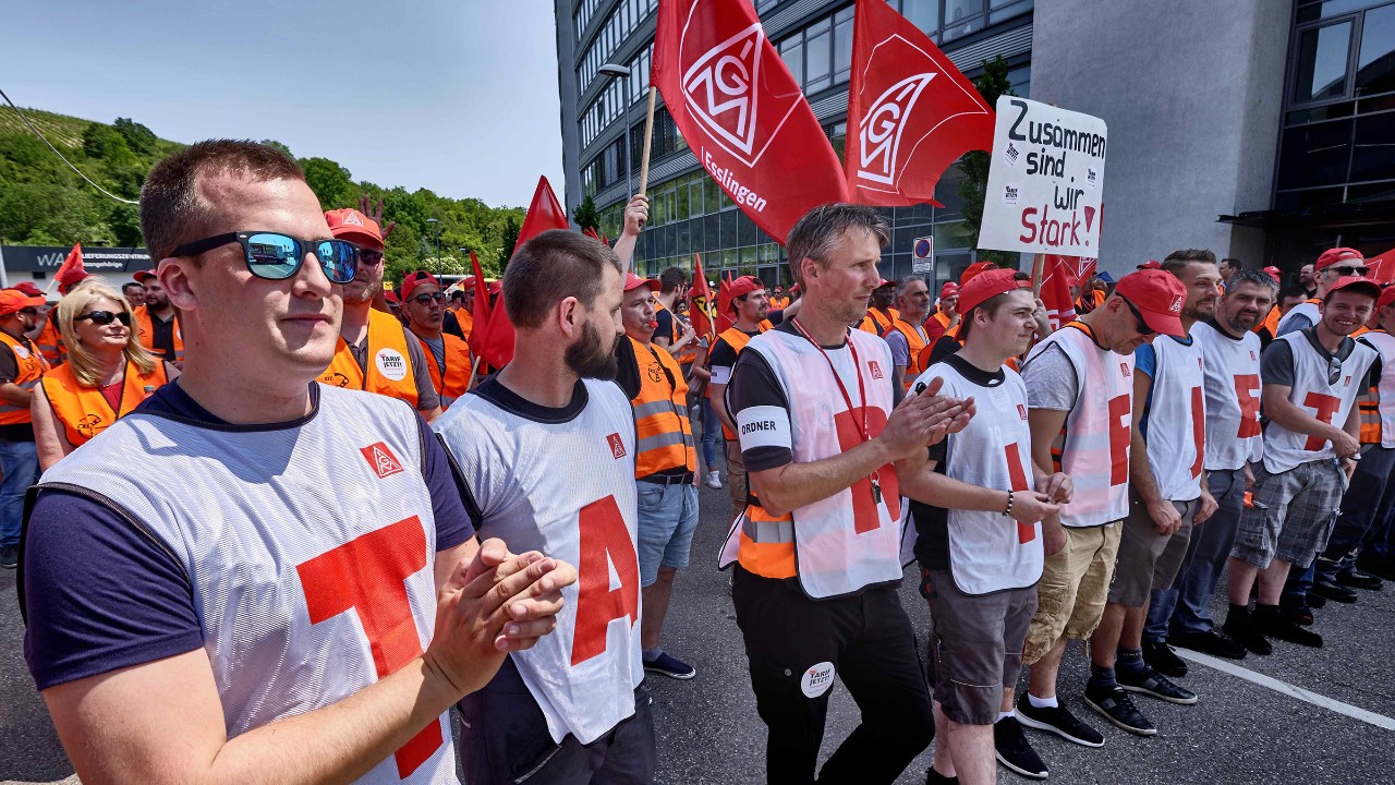 Beschäftigte demonstrieren während der Kfz-Tarifrunde 2018