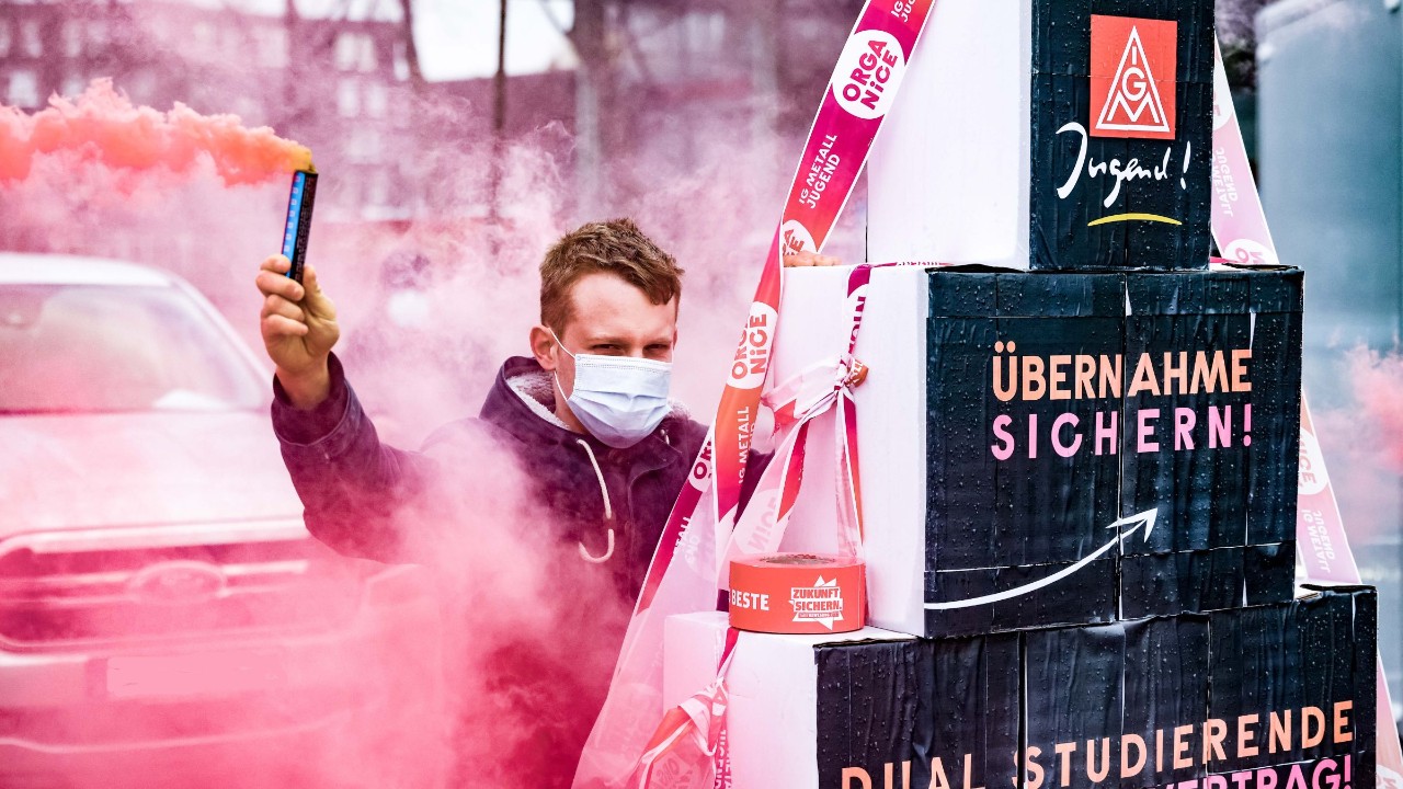 Protest mit Abstand und Maske: Wie hier in Bocholt war die IG Metall Jugend bei zahlreichen Warnstreikaktionen aktiv dabei, um auf ihre Forderungen aufmerksam zu machen.
