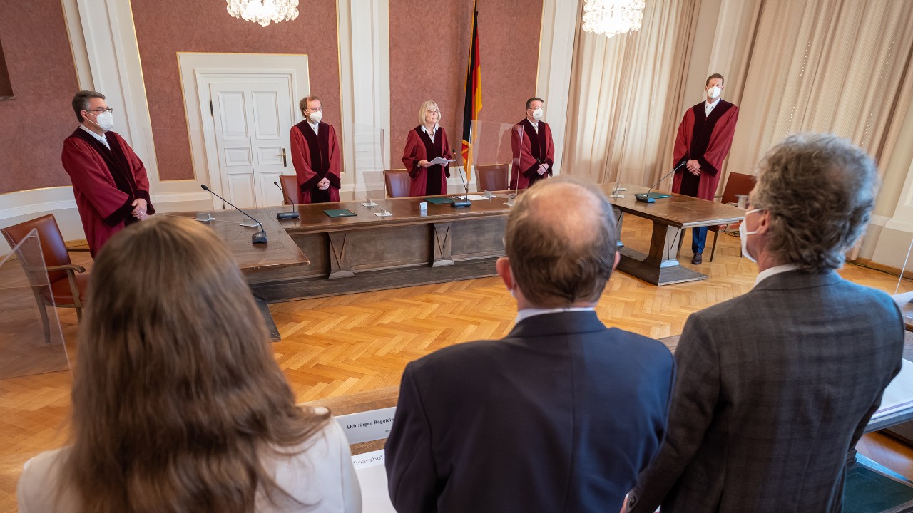 Jutta Förster (M), vorsitzende Richterin am Bundesfinanzhof, steht während der Urteilsverkündung an ihrem Platz. Im Vordergrund stehen die Vertreter des Beklagten Finanzamtes. Der Bundesfinanzhof in München hat eine vom Bund der Steuerzahler unterstützte Klage gegen die Rentenbesteuerung abgewiesen. Das hat der X. Senat des höchsten deutschen Finanzgerichts in einem am Montag verkündeten Urteil entschieden.
