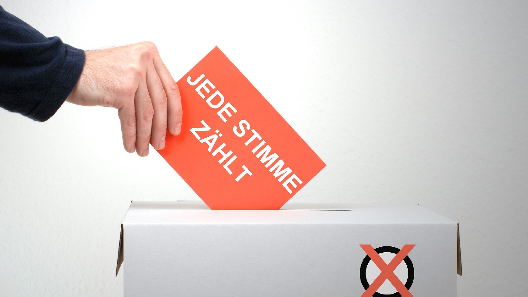 Stimmzettel und Wahlurne.