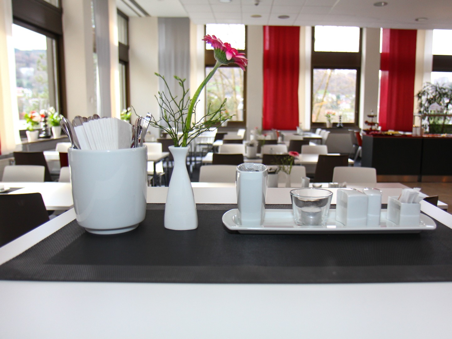 Speisesaal Bad Orb Tischansicht mit Blume