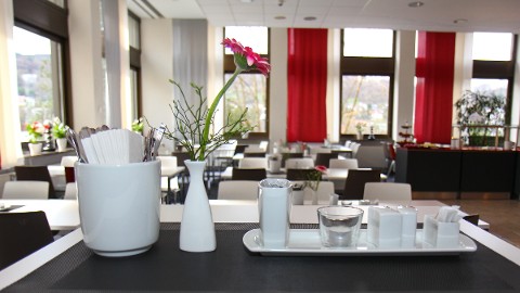 Speisesaal Bad Orb Tischansicht mit Blume