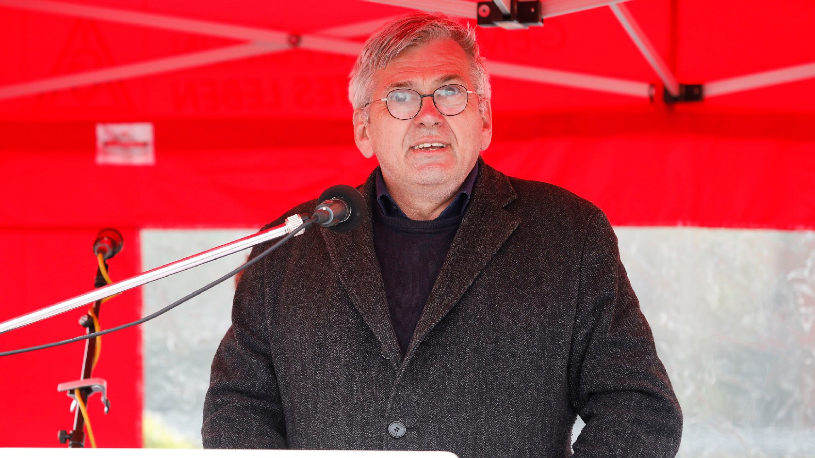 Jörg Hofmann bei Warnstreikkundgebung vor Mercedes-Benz Werk in Ludwigsfelde