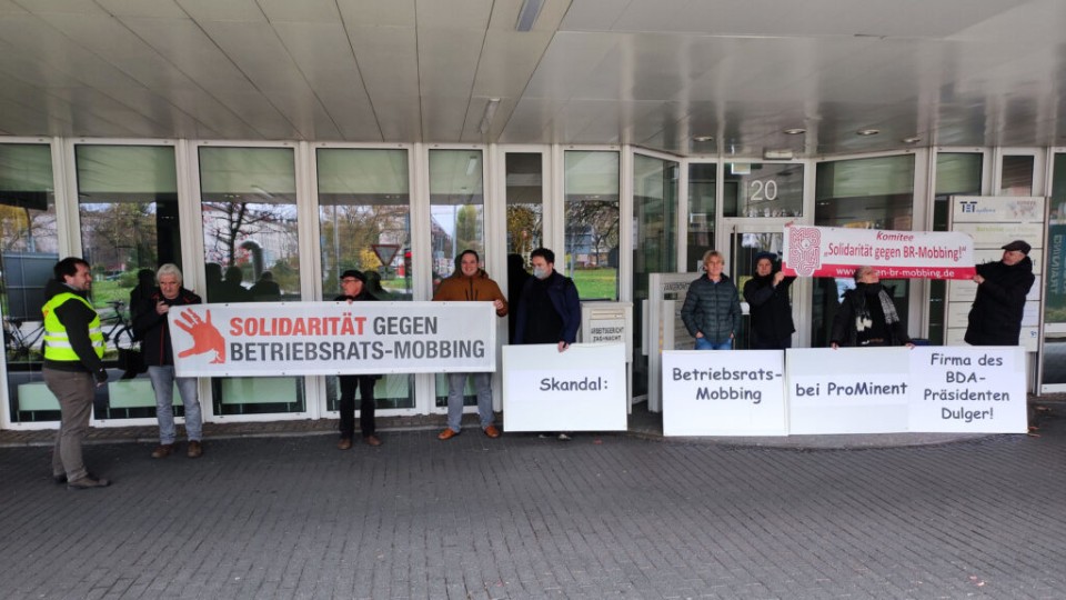 Protestaktion des Komitees „Solidarität gegen BR-Mobbing“ vor dem Arbeitsgericht Heidelberg