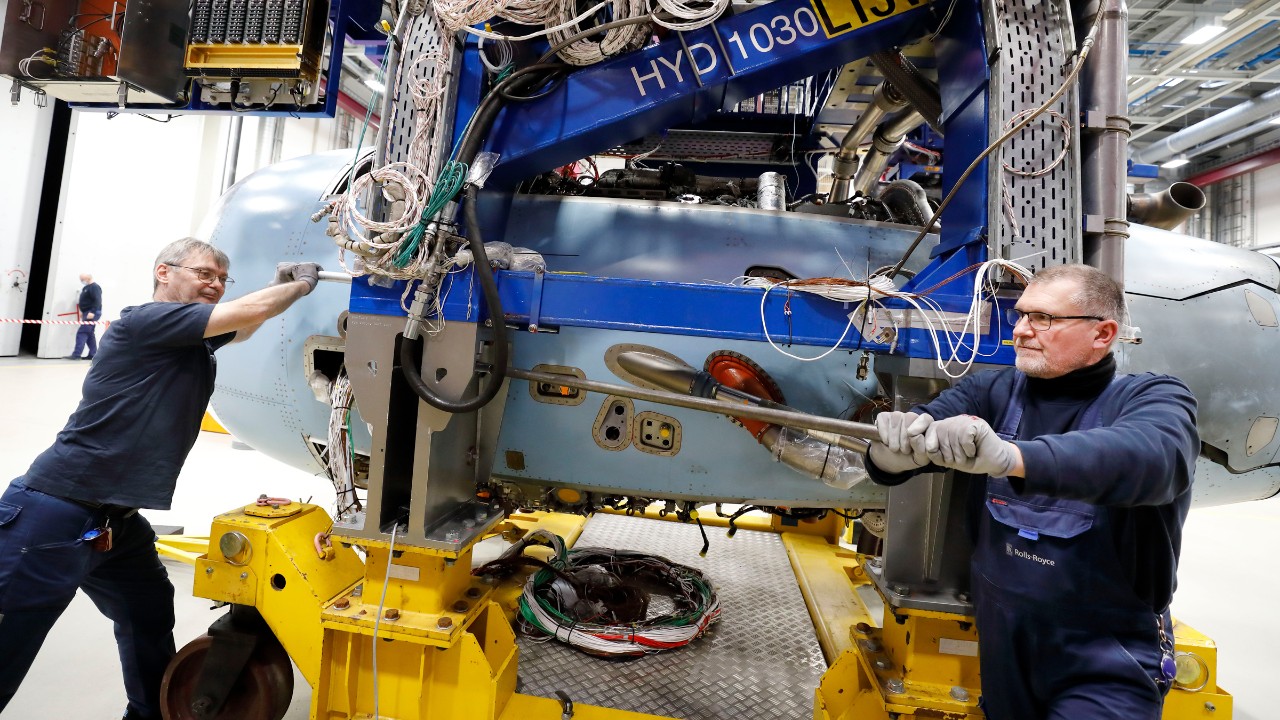 Andreas Mickley und Thomas Schmitt im Rolls-Royce Werk in Berlin