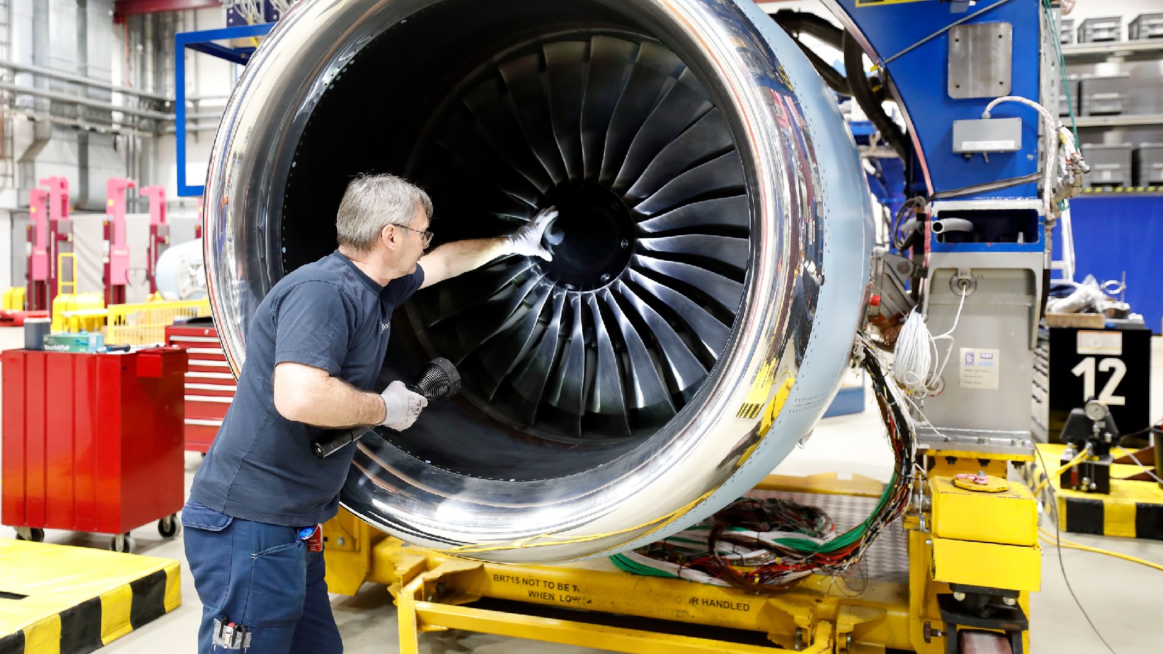 Andreas Mickley bei der Überprüfung eines Triebwerkes bei Rolls-Royce in Berlin.