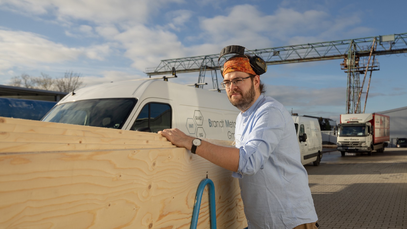 Henrik Fischer transportiert Holz bei 'derBlaue' in Hannover