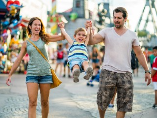 Familie im Freizeitpark