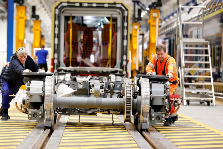 Olaf Roeßink und Rene Dittrich arbeiten in der Firma Stadler in Berlin