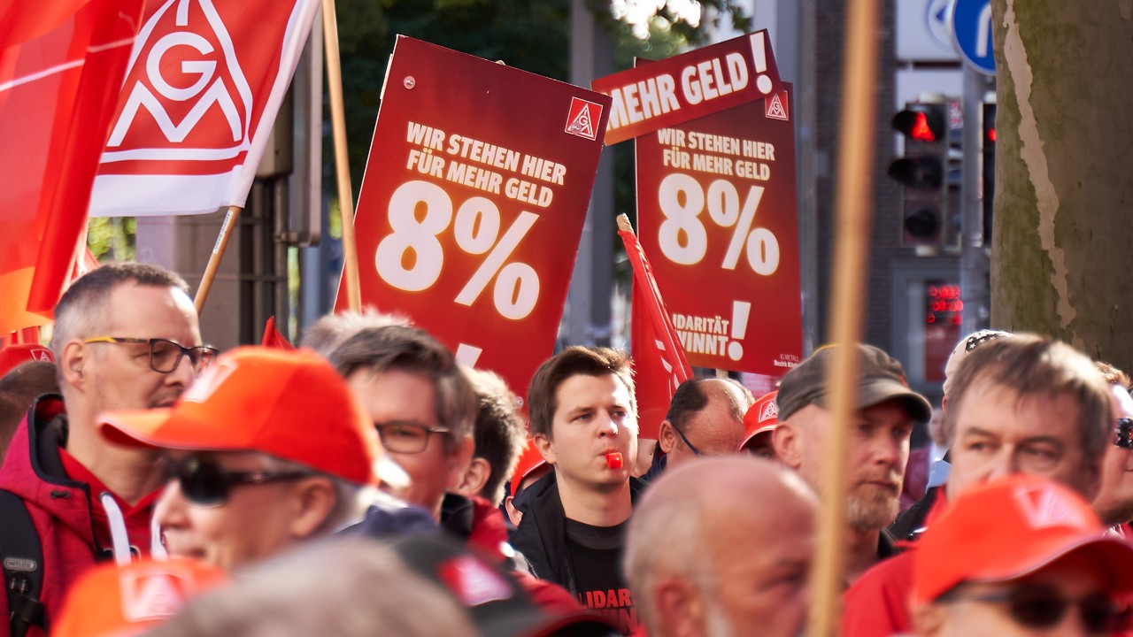 Bei einem Aktionstag zur Tarifbewegung demonstrieren in Bremen hunderte Beschäftigte