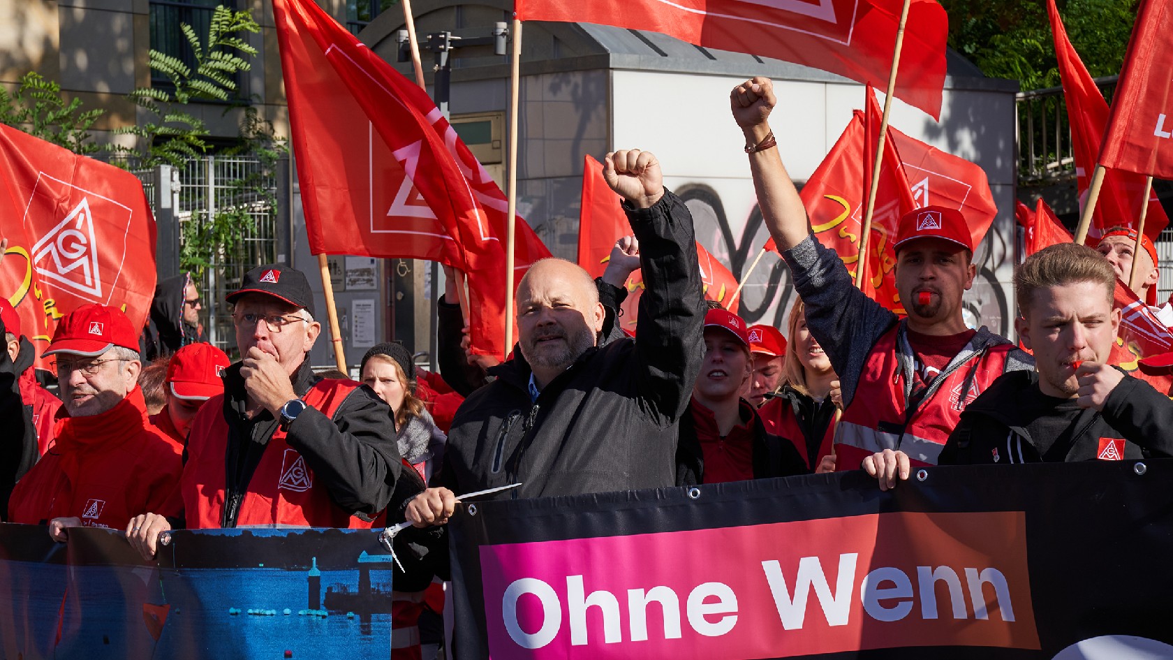 Bei einem Aktionstag zur Tarifbewegung demonstrieren in Bremen hunderte Beschäftigte