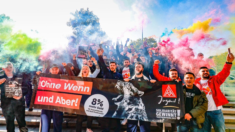 Aktion der IG Metall Jugend in Neuss zur Metall-Tarifrunde 2022 Faust Laut Demonstration