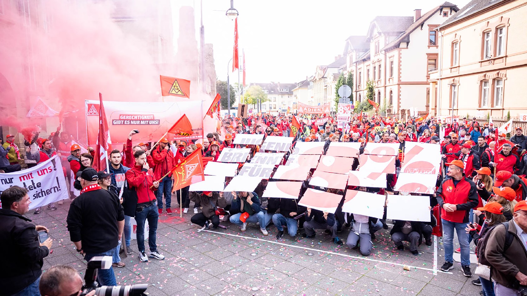 2.000 Beschäftigte machen Druck für 8 Prozent mehr Geld