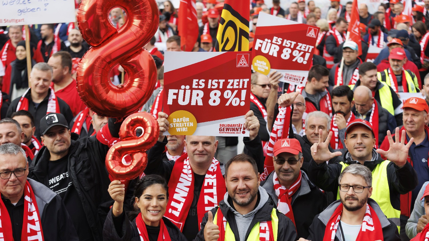 Beschäftigte demonstrieren zu den Tarifverhandlungen in Kornwestheim / Baden-Württemberg 