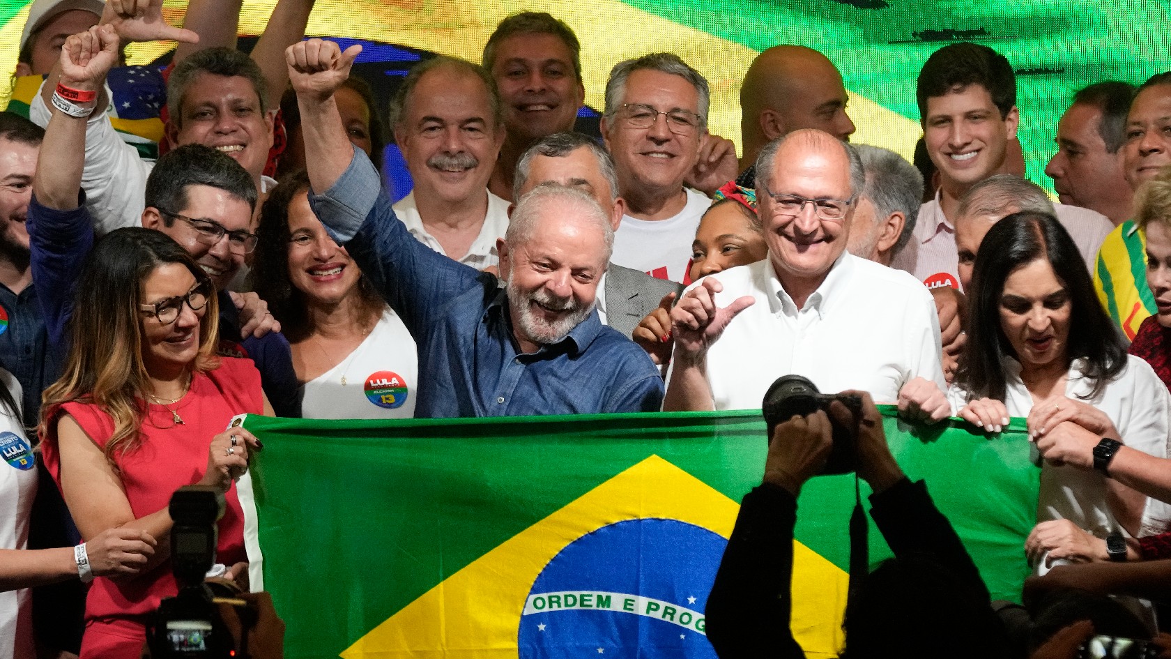 Lula da Silva bejubelt seinen Wahlsieg in Brasilien.