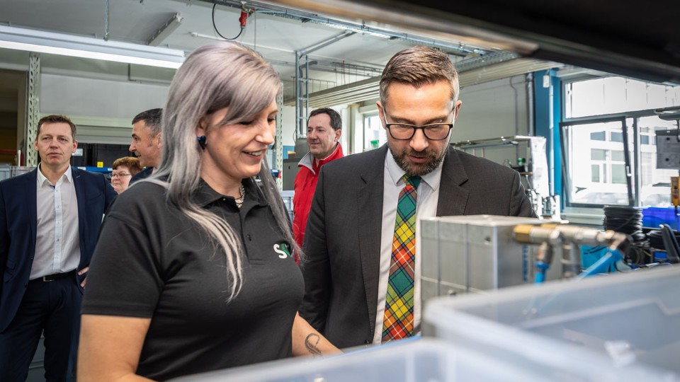 Der sächsiche Wirtschaftsminister Martin Dulig (rechts) bei SKS Kontakttechnik in Niederdorf