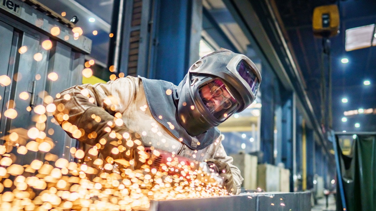 Ein Schweißer in Schutzausrüstung bei Donges SteelTec GmbH in Darmstadt