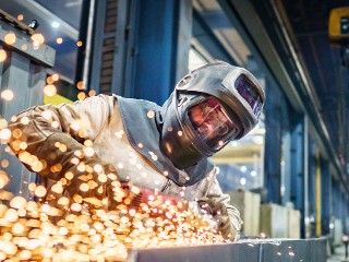 Ein Schweißer in Schutzausrüstung bei Donges SteelTec GmbH in Darmstadt