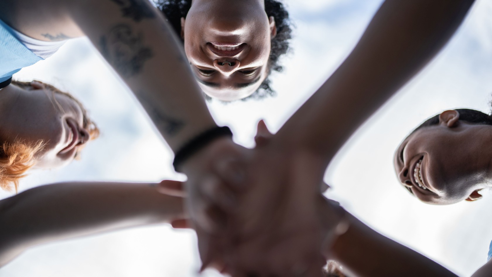 Junge Frauen reichen sich die Hände