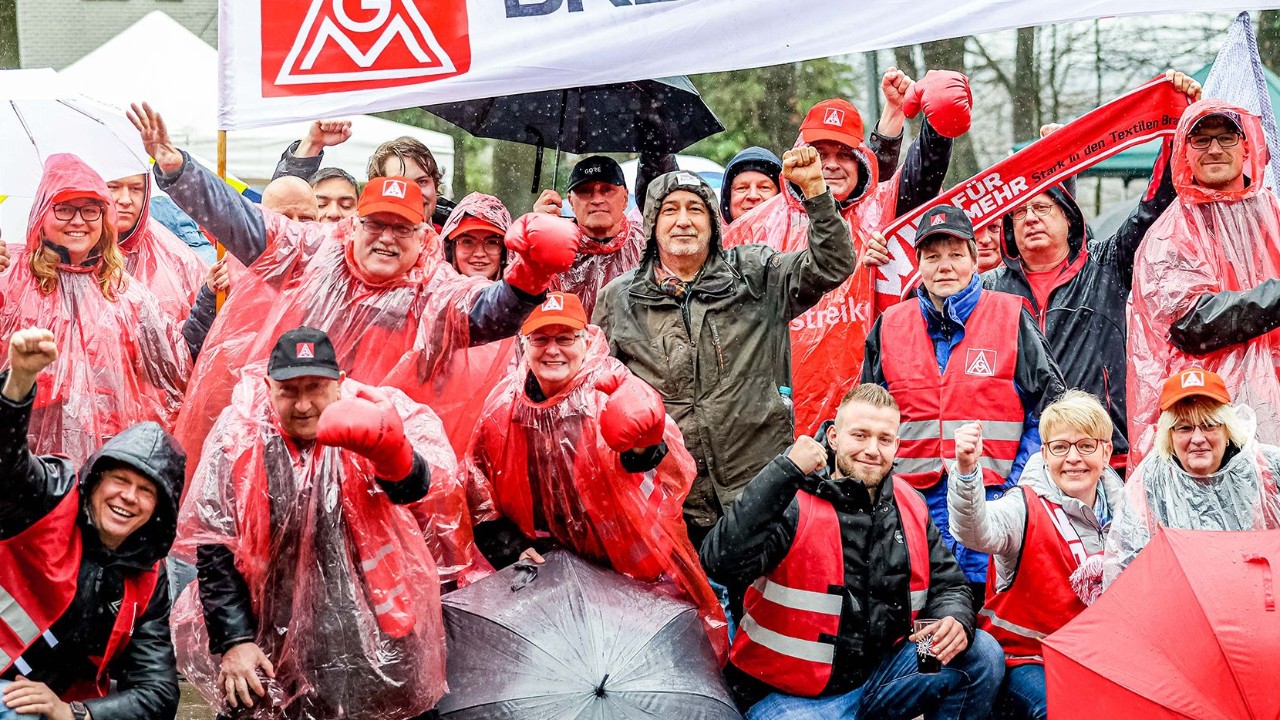 Beschäftigte während einem Warnstreik in der Textil-Tarifrunde West 2023