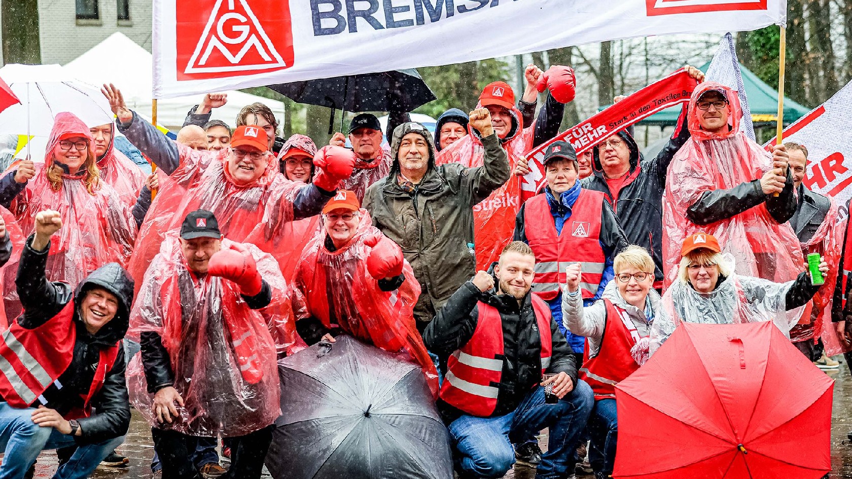 Beschäftigte während einem Warnstreik in der Textil-Tarifrunde West 2023