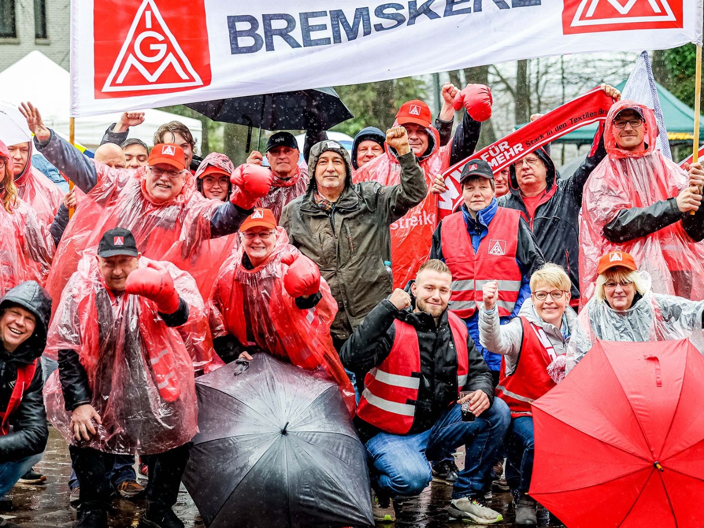 Beschäftigte während einem Warnstreik in der Textil-Tarifrunde West 2023