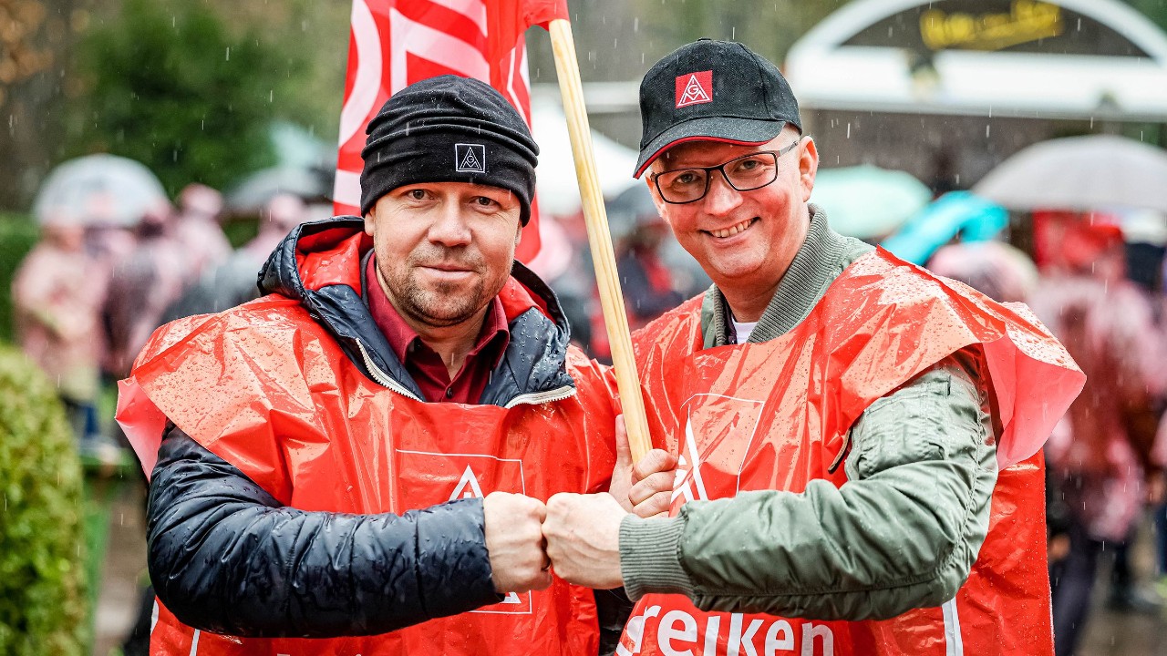 Beschäftigte während einem Warnstreik in der Textil-Tarifrunde West 2023