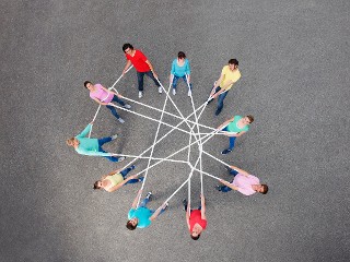 Team bildet Netz - Zusammenhalt